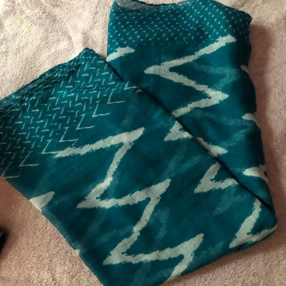 Beautiful and enormous patterned scarf